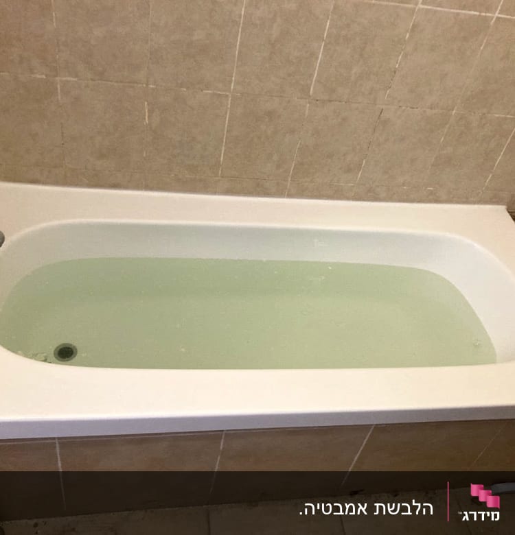 אמבטיה מלאה מים עם חיפוי אריחים